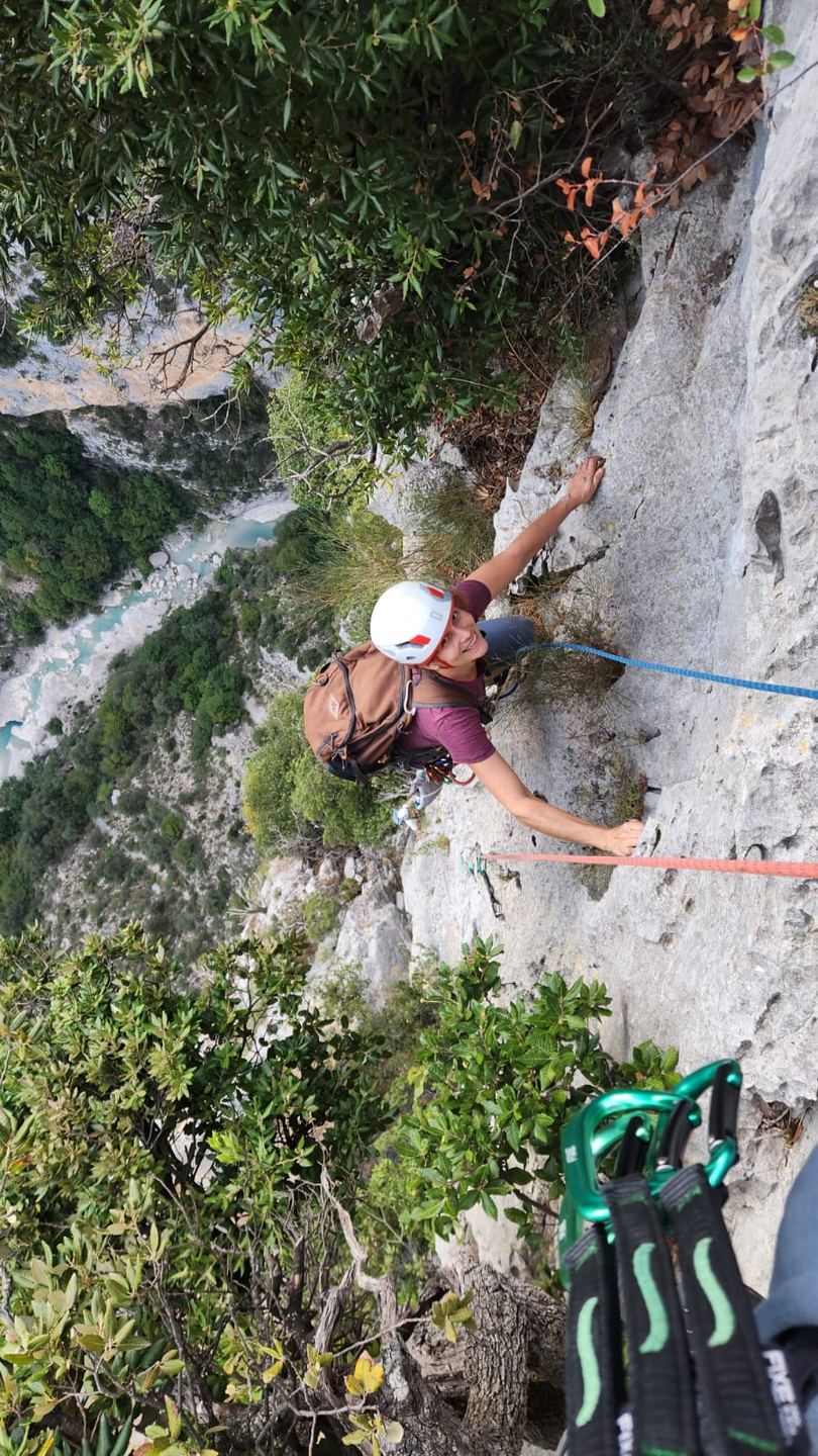 Un grimpeur sur le calcaire d’Aiglun