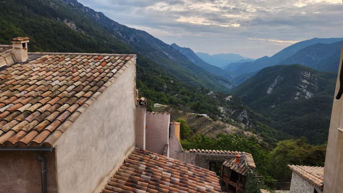 Les toits du village et les reliefs autour d’Aiglun
