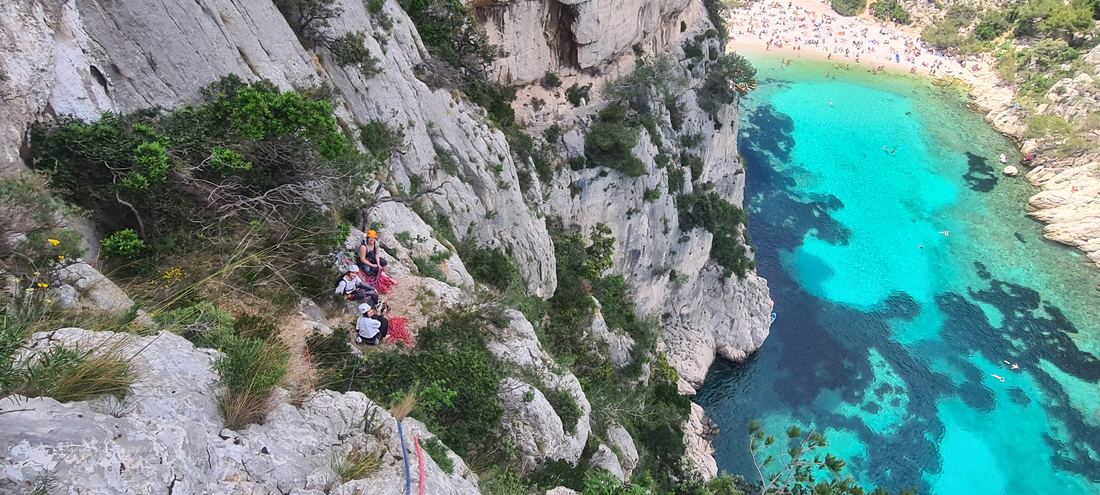 Une cordée sur les falaises surplombant une calanque
