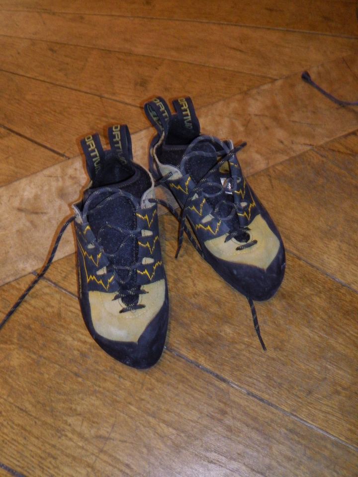 Chaussons d’escalade à lacets.