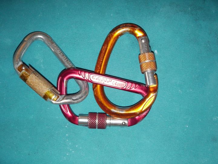 Mousquetons avec différents systèmes de fermeture.