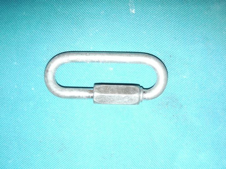 Maillon rapide à fermeture vissée.