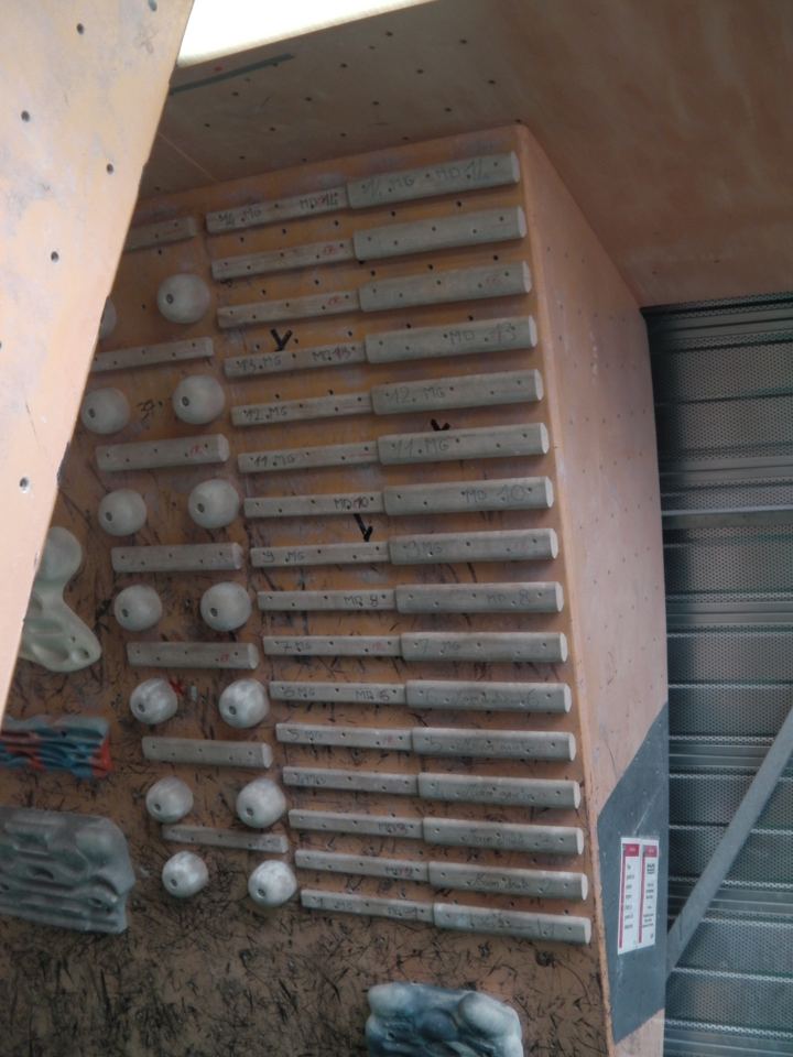 Panneau d’entraînement équipé de réglettes.