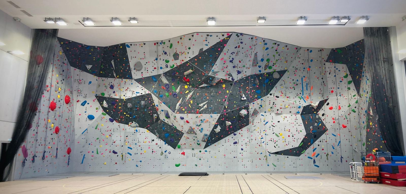 Le mur d’escalade d’Issy club après l’ouverture des voies