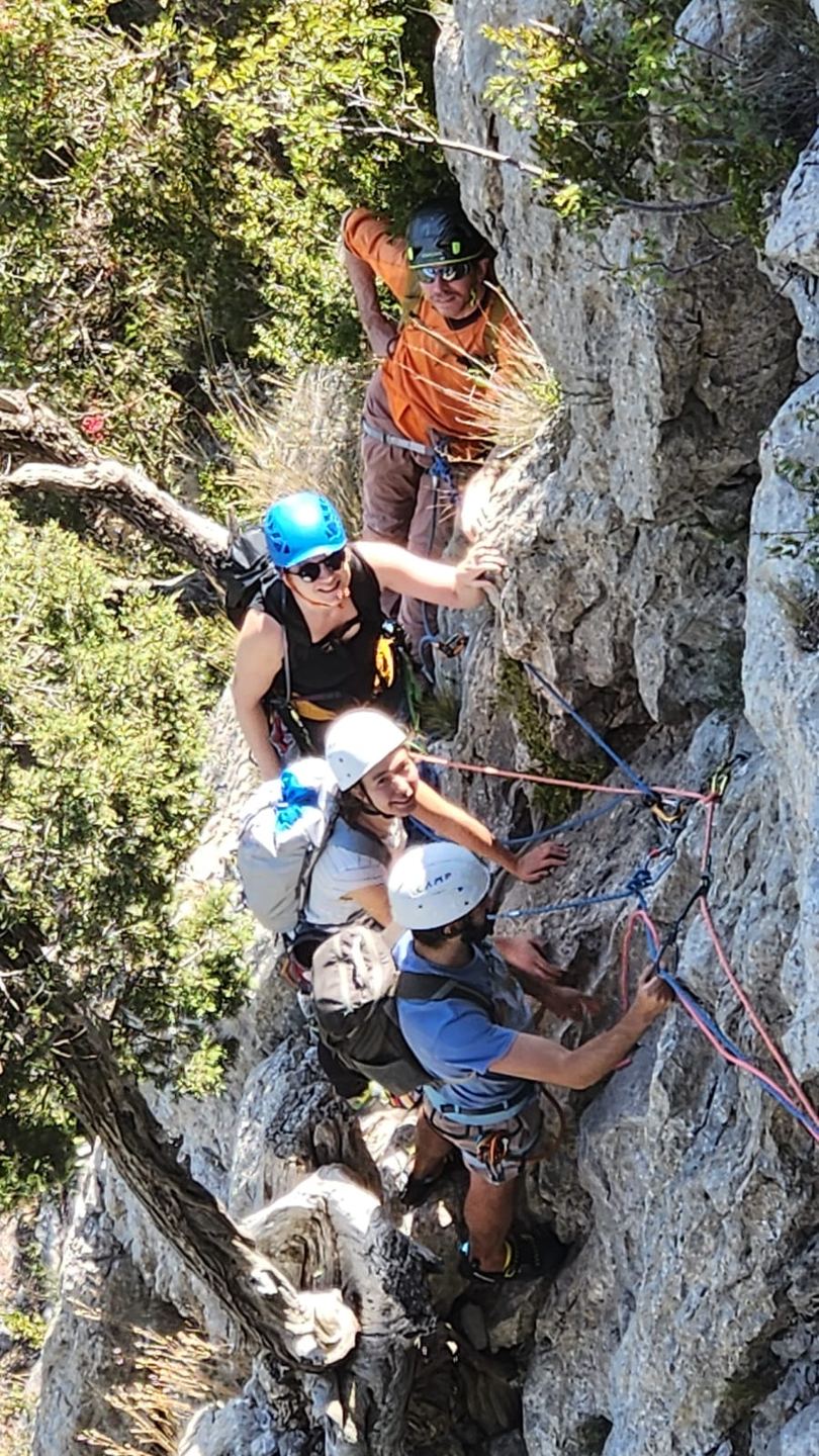 Trois grimpeurs réunis sur le rocher à Orpierre