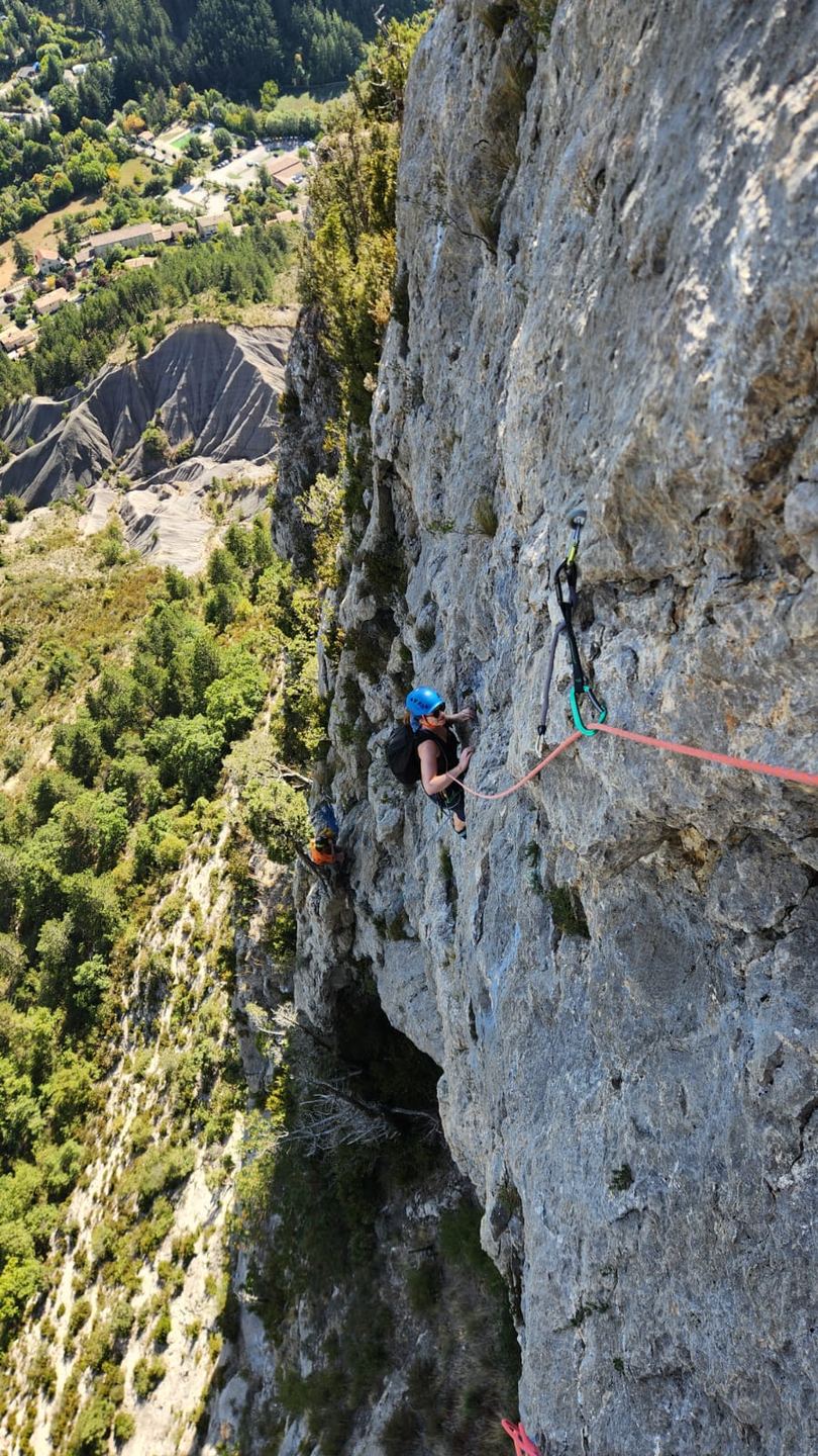 Une grimpeuse dans une longueur sur la paroi d’Orpierre