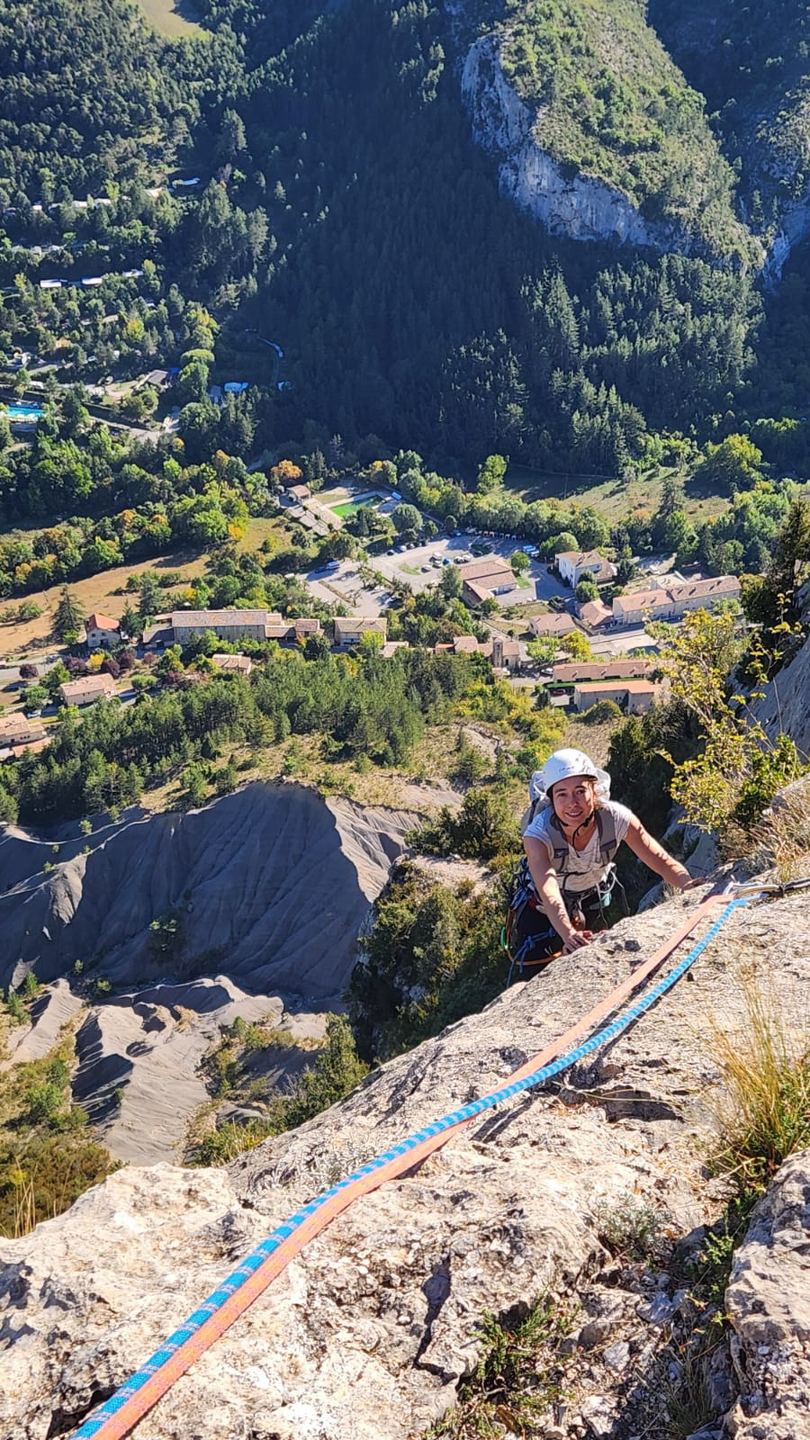 Un grimpeur rejoint le haut d’une longueur à Orpierre