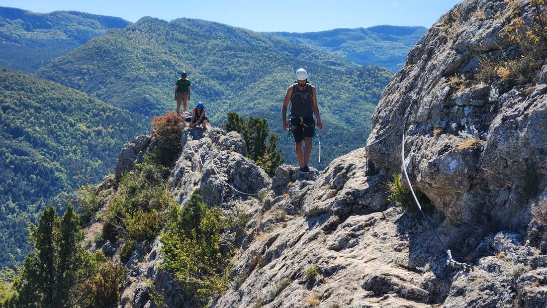 Deux grimpeurs sur une arête rocheuse au-dessus d’Orpierre