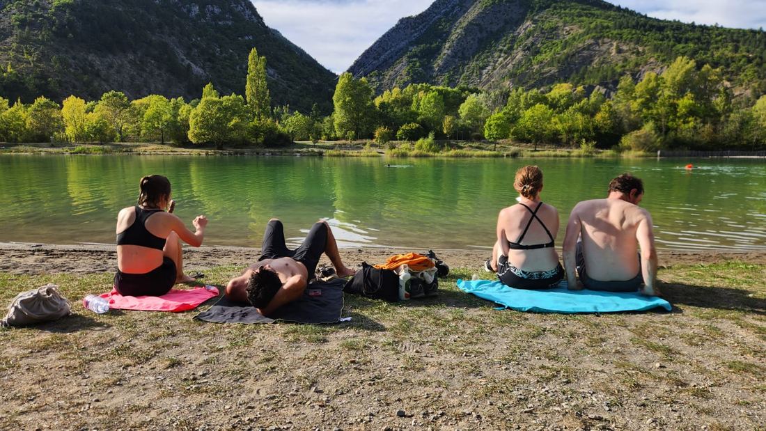 Le groupe se repose au bord de l’eau pendant le séjour à Orpierre