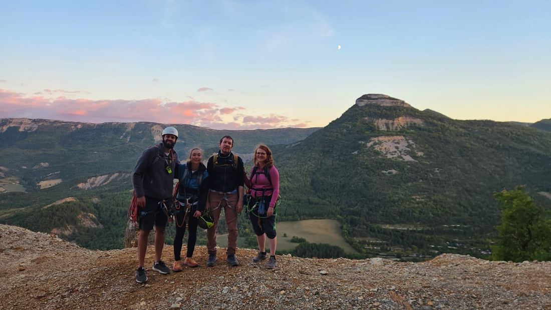 Le groupe réuni au coucher du soleil pendant le séjour à Orpierre