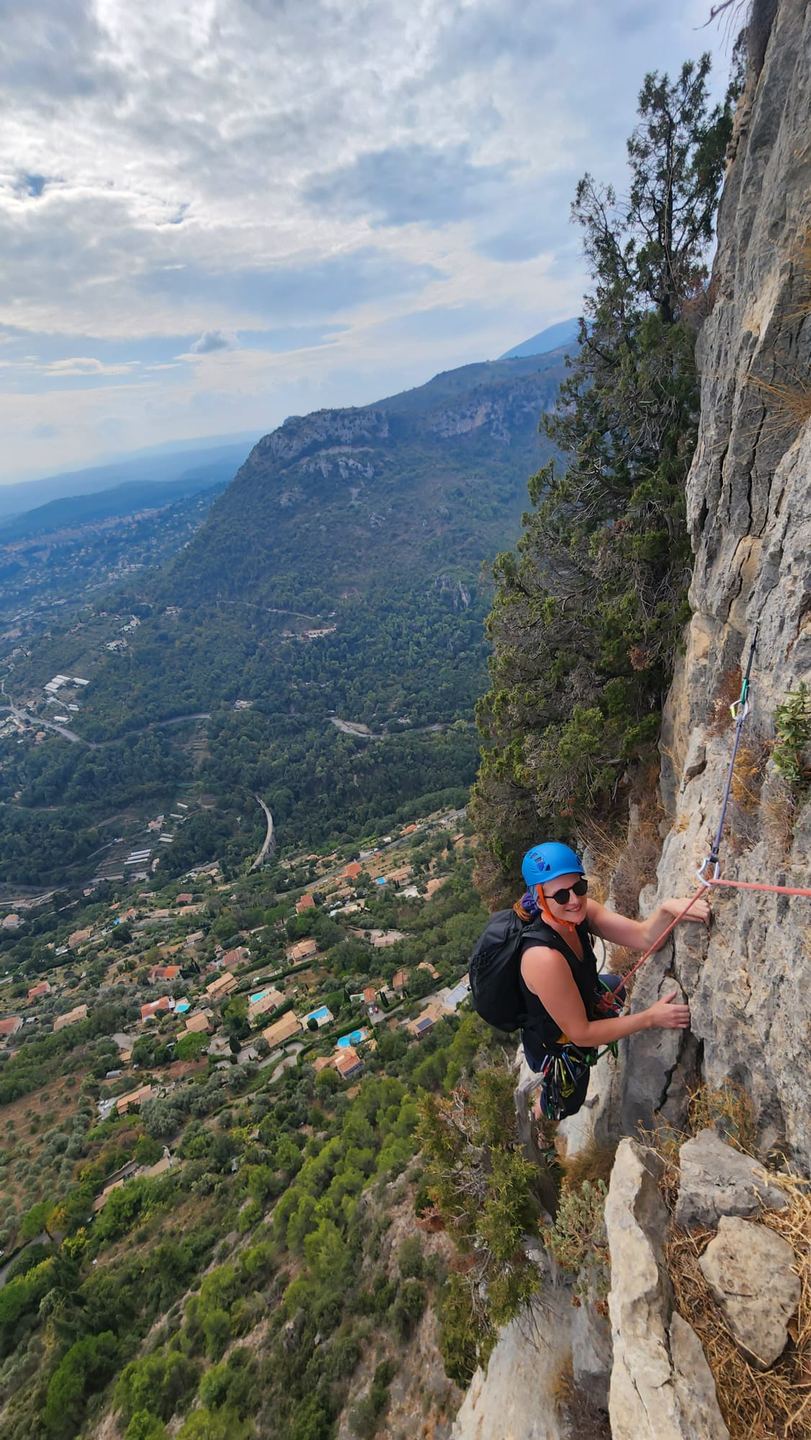 Une grimpeuse dans une longueur au-dessus de Saint-Jeannet