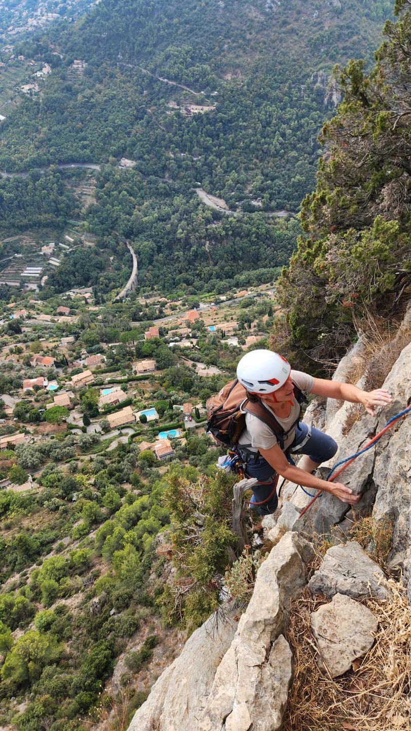 Un grimpeur rejoint le relais au-dessus de Saint-Jeannet