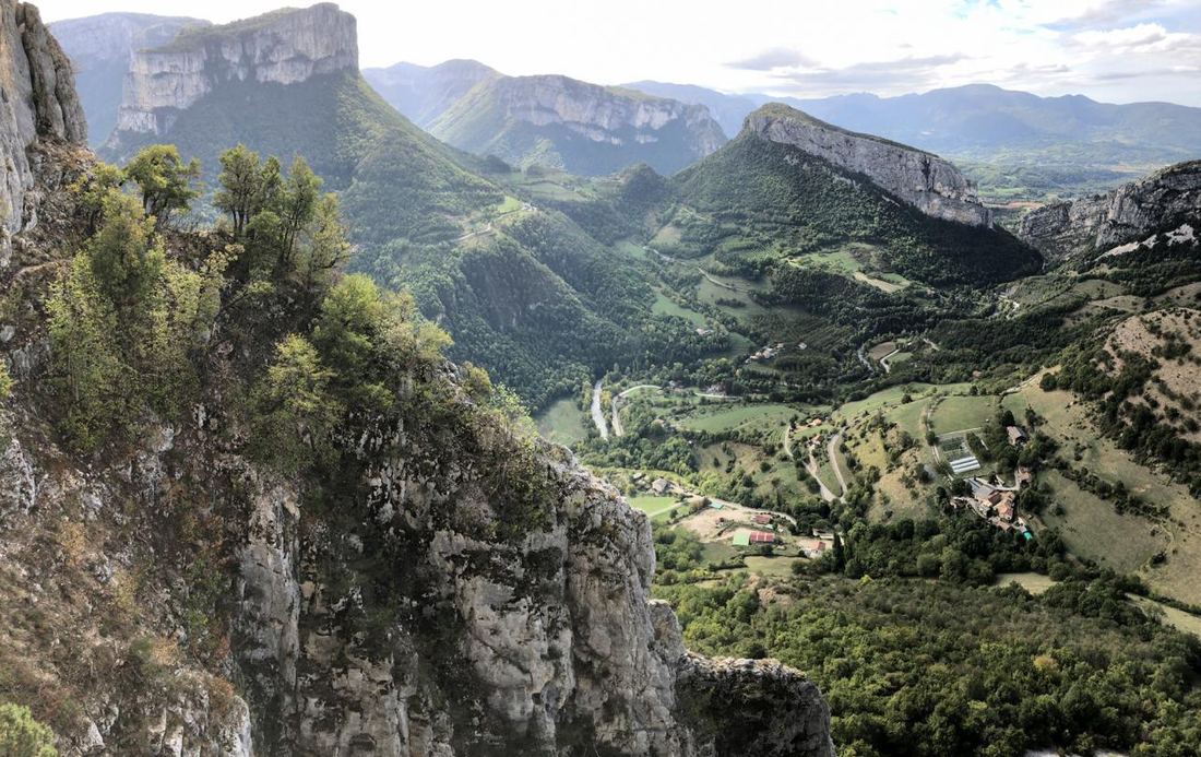 Les falaises et la vallée vues depuis la paroi