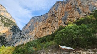 La grande paroi calcaire d’Aiglun vue depuis son pied