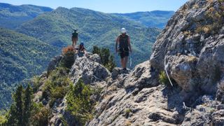 Deux grimpeurs sur une arête rocheuse au-dessus d’Orpierre
